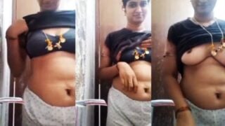 Desi aunty strip her inners and explore her mulai with fun - Masalaseen.com