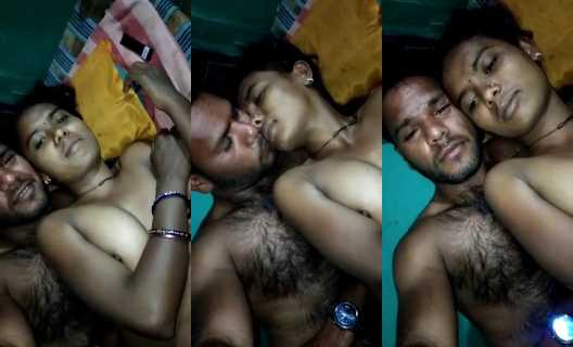 Desi village couple Kissing XXX - Masalaseen.com